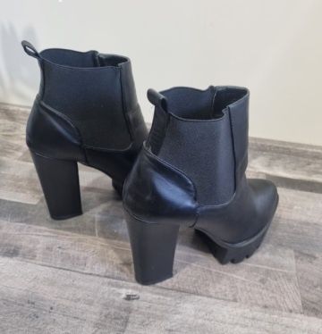 Дамски боти на ток