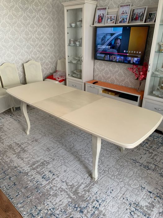 Обеденный стол для гостей