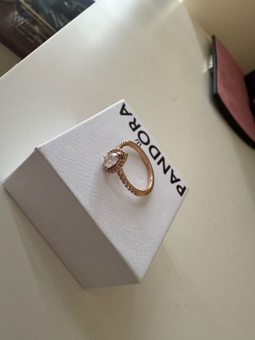 Пръстен Pandora розово злато,в оригиналната си кутия и е размер 54