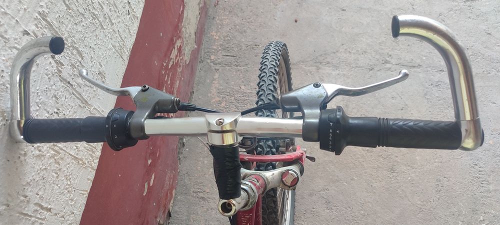 Велосипед красный скоростной полуспортивный