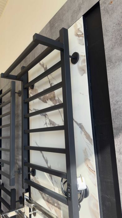 Полотенцесушитель с полочкой черного цвет от производителя.