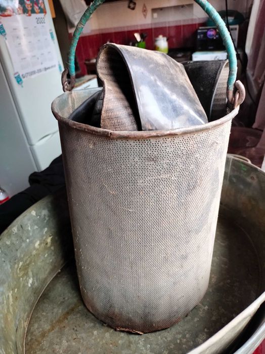 Аксессуары для ловли мотыля и трубочника.