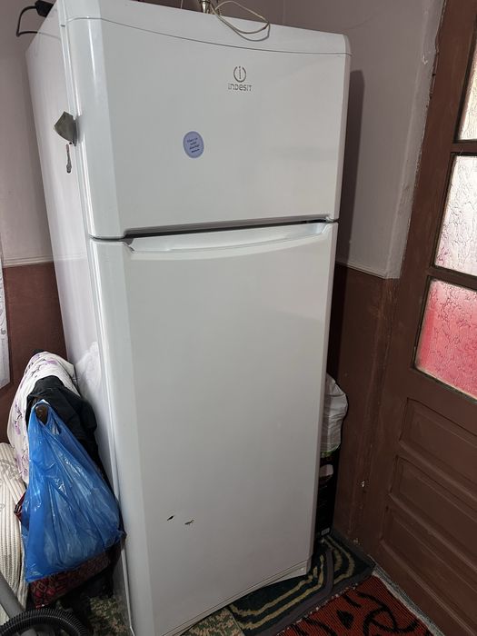 Vând frigider cu congelator Indesit  TAA5 aproape nou