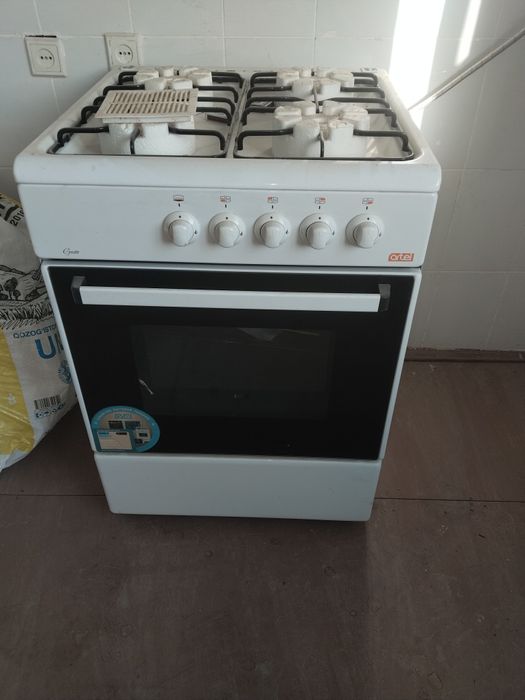 Yangi rakvina va gaz plita ishlatilmagan