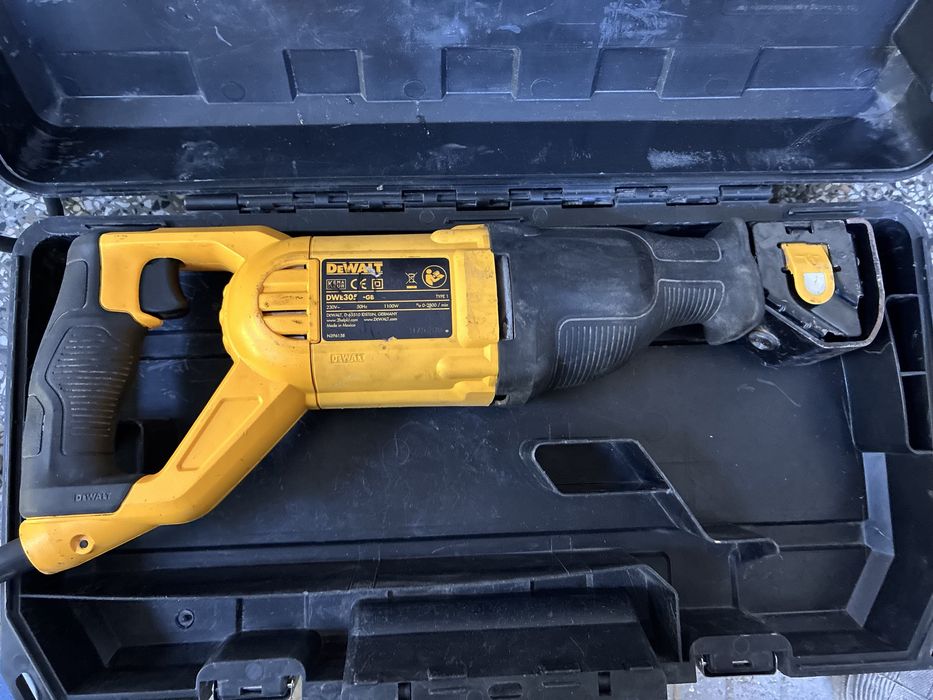 Саблен трион Dewalt DWE 305