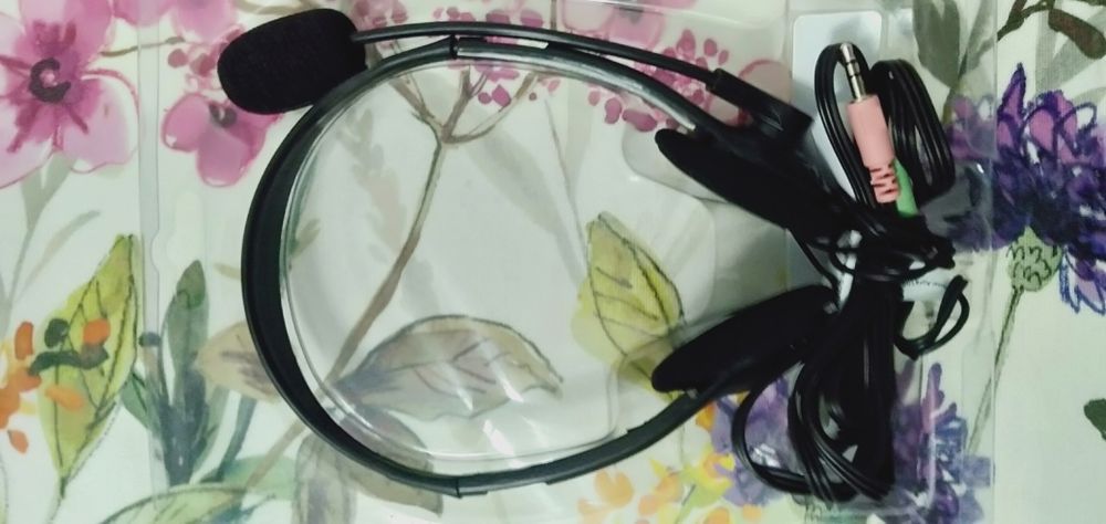 Проводные наушники.