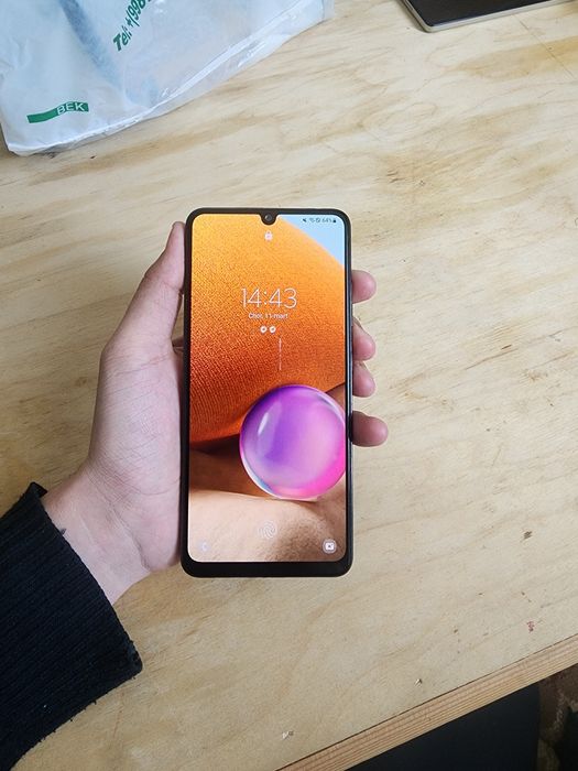 Samsung A32 holati yaxshi Ram 4+4/64talik ishlashi moshni radnoy ekran