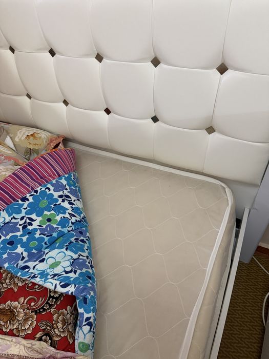 Кровать с матрасом