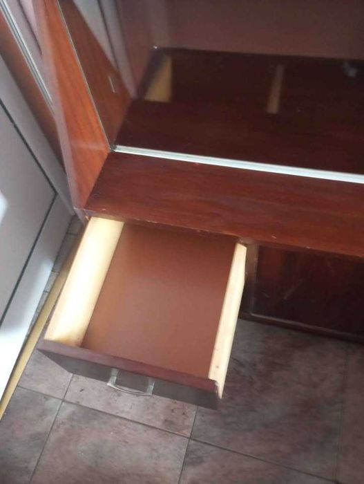 Шкаф с стъклена ракла