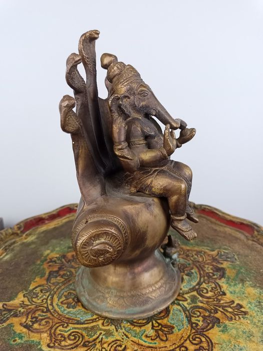 Антична Бронзова Статуетка на Ганеша върху Свещена Раковина (Шанкха) –