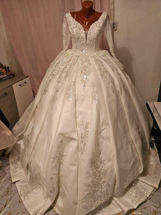 Продавам булчинска рокля подарък с воало.