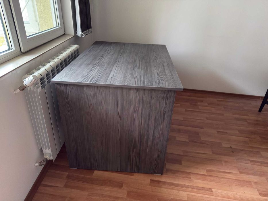 Поръчково запазено бюро