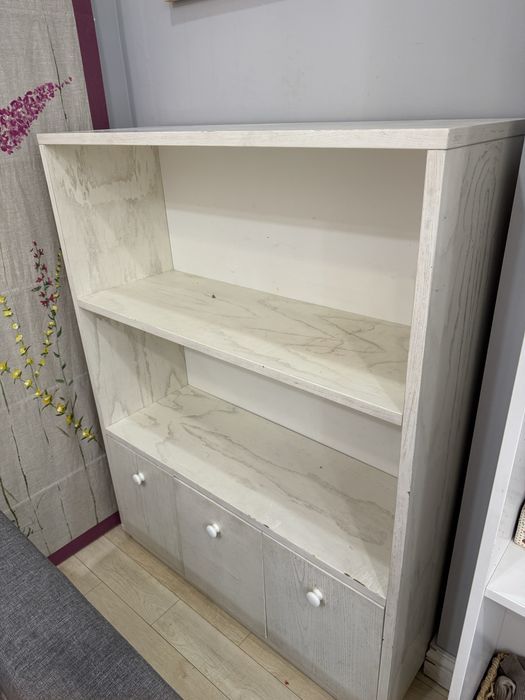 Камод и стол  белого цвета