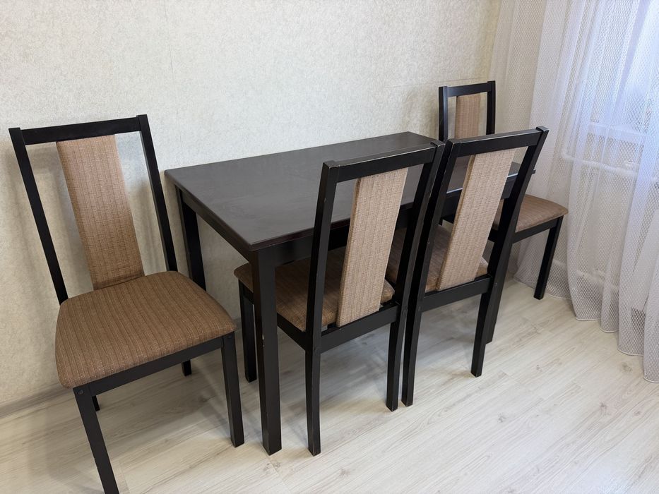 Обеденный стол и 4 стула