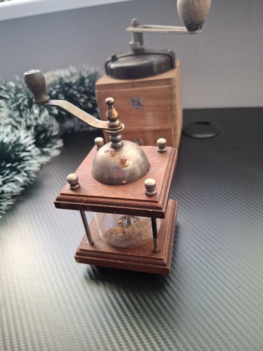 Стари ретро дървени мелнички за черен пипер или кафе