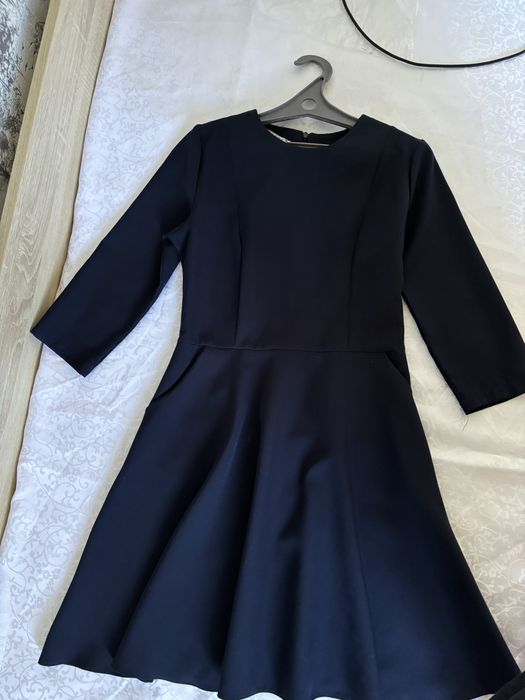 Темно-синяя школьная форма для выпускниц