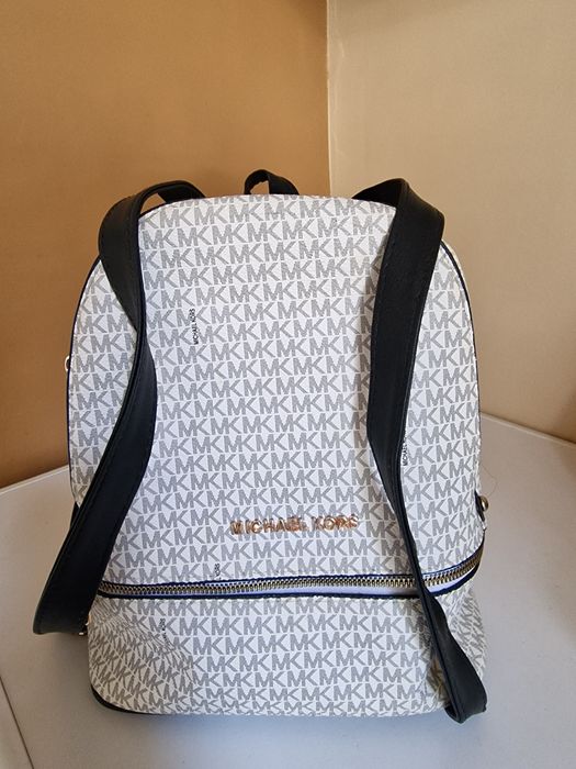 Дамска раничка Michelle kors с размери 25/30 има две разделения.