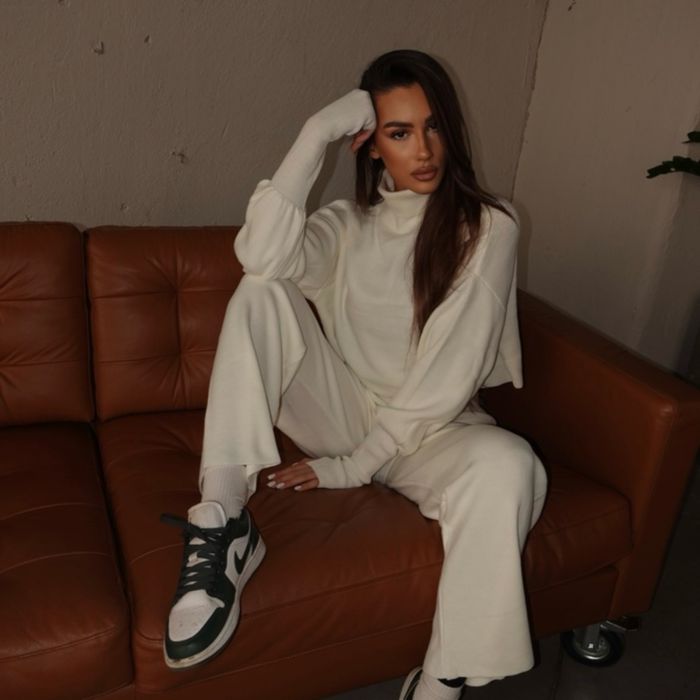 ЧИСТО НОВ Karissa плетен комплект