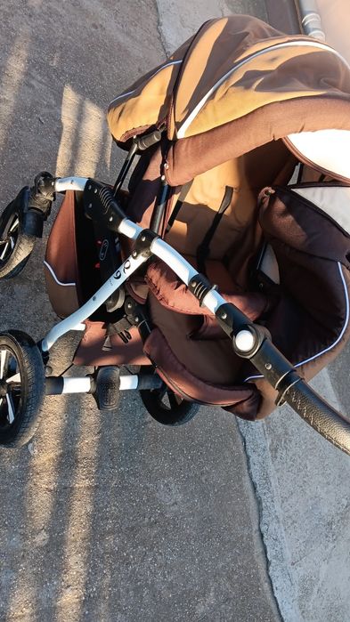 Cărucior 3 în 1 cu scoică – folosit, în stare foarte bună