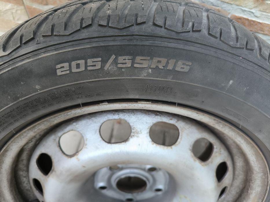 Vând set 4 cauciucuri + anvelope iarnă uzate VW Passat 
Vând set compl