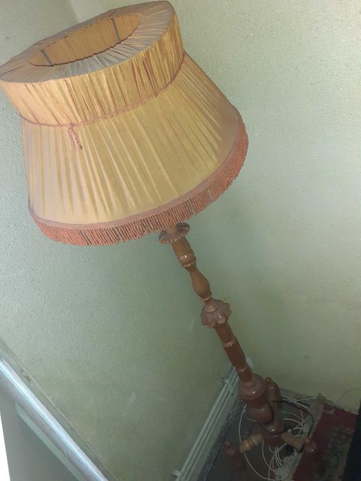 Lampadar cu picior de lemn