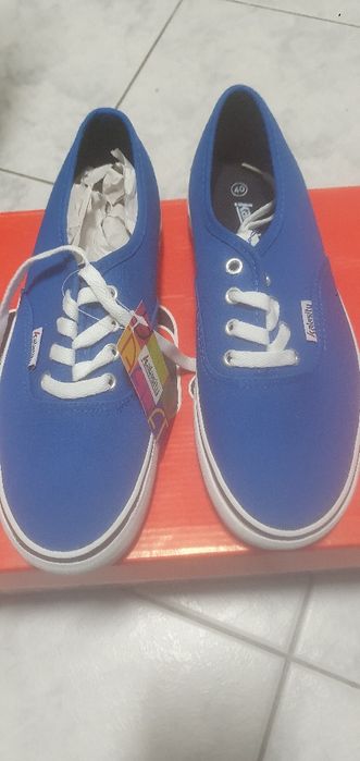Tenisi femei,noi cu etichetă