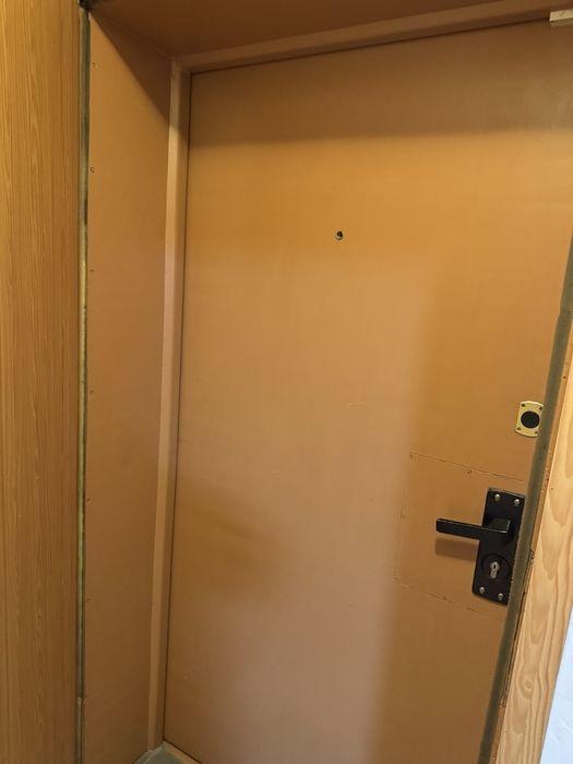 Шест интериорни и една външна метална врата