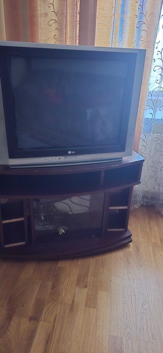 В хорошем состоянии диван, кресло