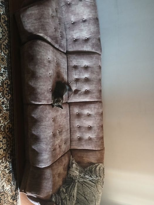 Продаётся диван почти в хорошем состоянии