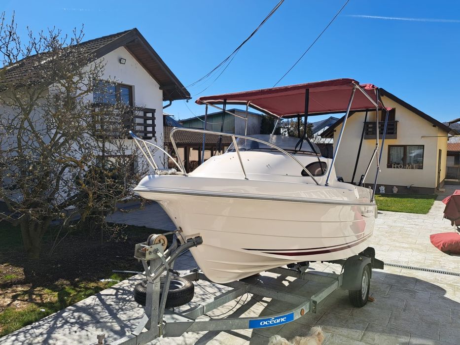 Quicksilver 420 cabin