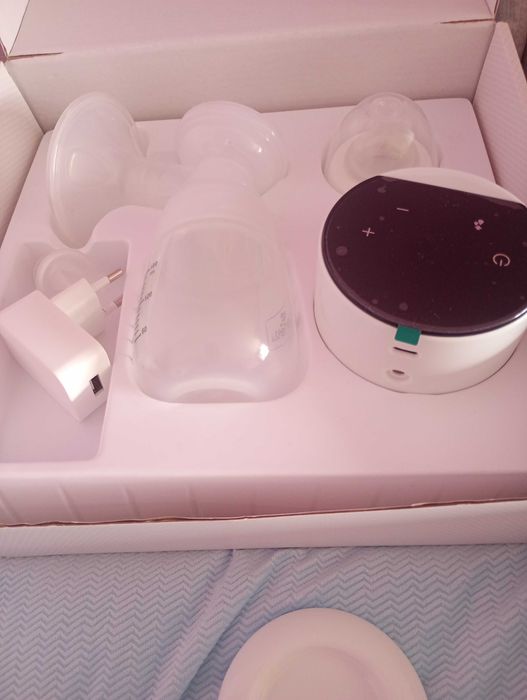 Електрическа помпа за кърма с 3D подплънки и торбички за кърма към нея