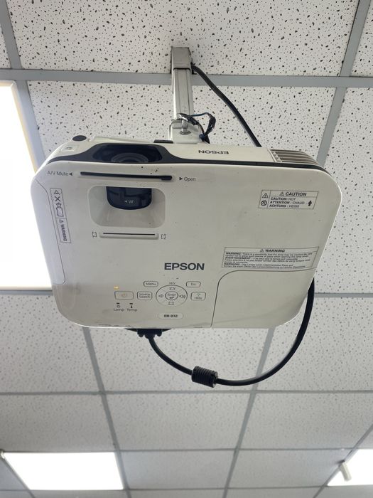 Проектрор Epson с креплением