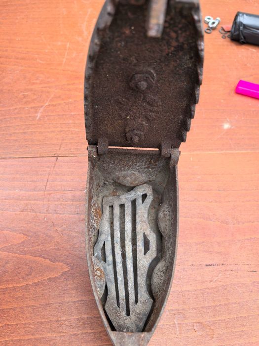 Продавам антика - ютия на въглища с изображение на глава