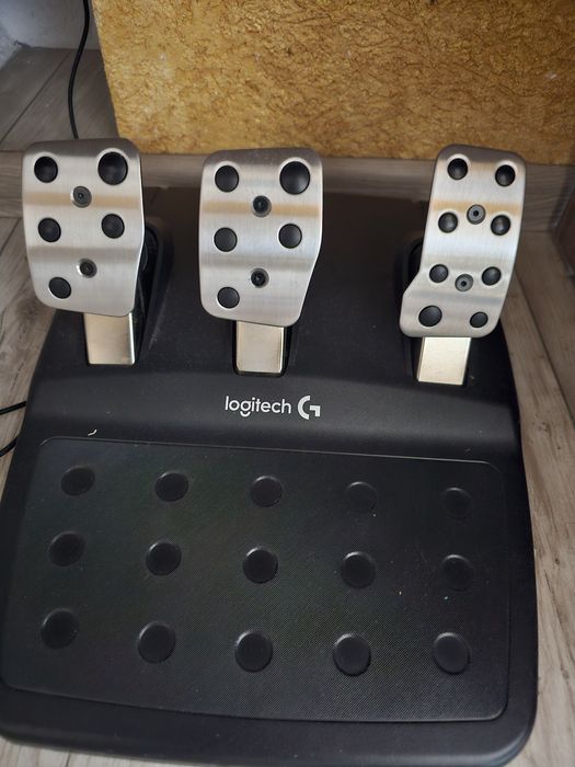 Logitech G29 с педали – почти нов, използван само 5,6 пъти!