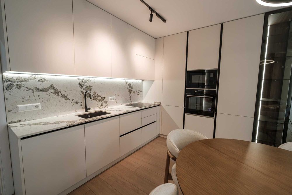 Продава се обзаведен тристаен апартамент