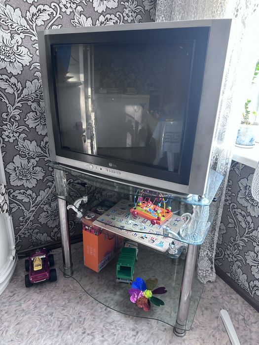 Телевизор LG с пультом