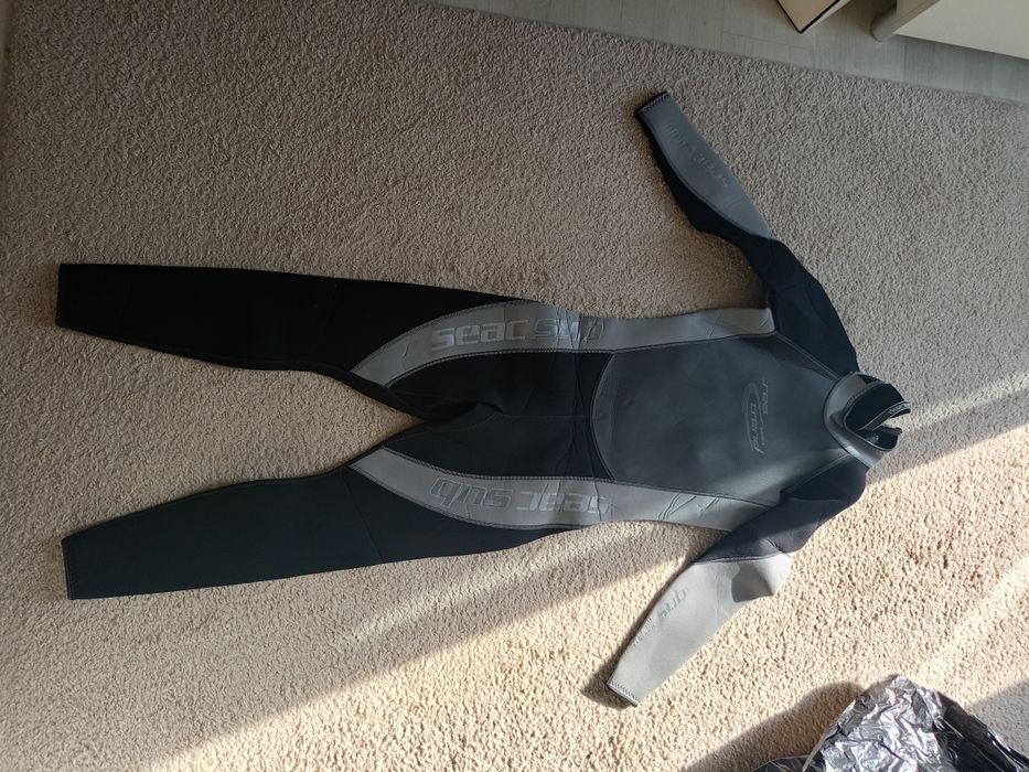 Vând costume de neopren scufundari Seac nou nou,mărimea M