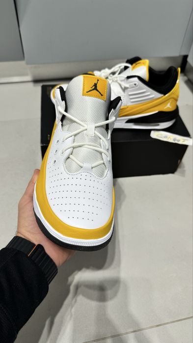 Air Jordan Max Aura 5 Yellow Ochre