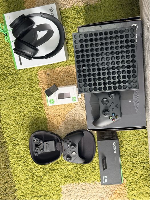 Xbox series x  de 3 T cu 2 controllere si casti in state impecabila