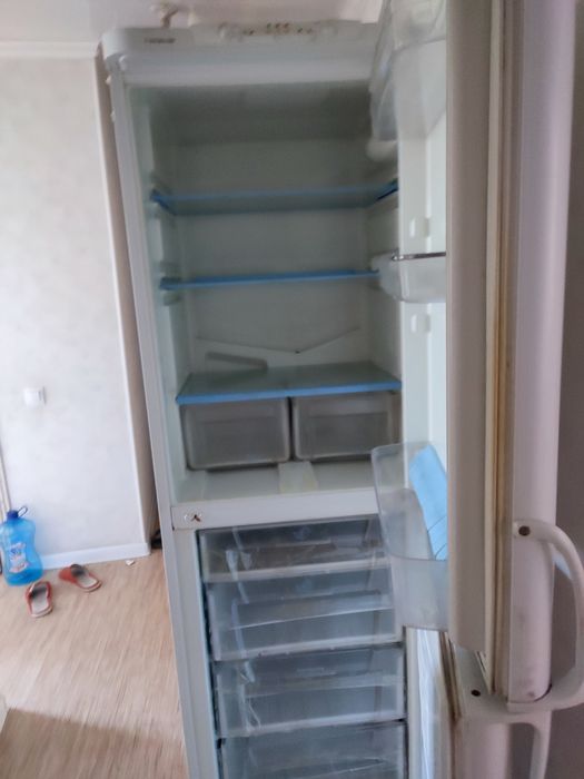 Продаю Холодильник, работает только морозилка
