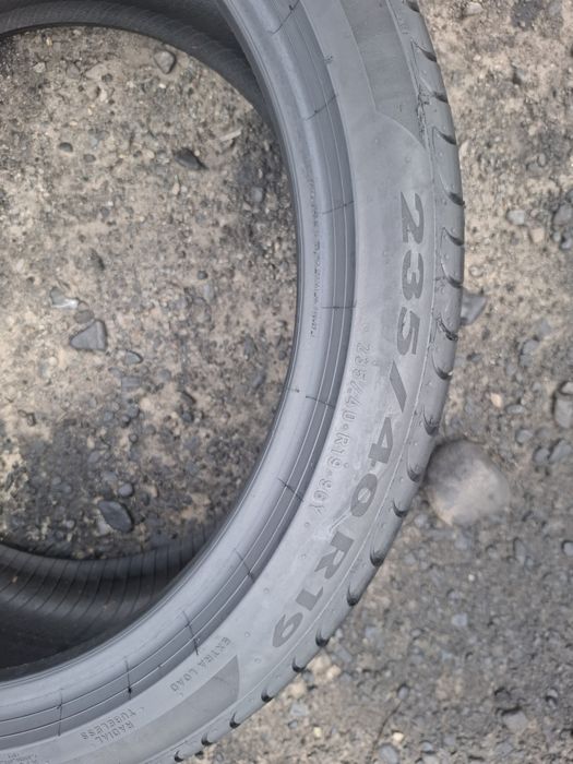 Vand 2 anvelope 235 40 19 pireli de vara bune dot 2022