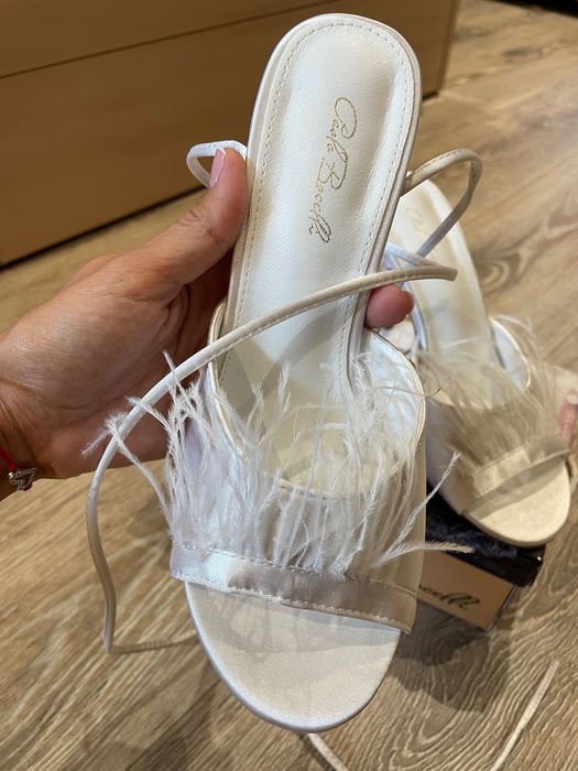 Сандали на висок ток с пера