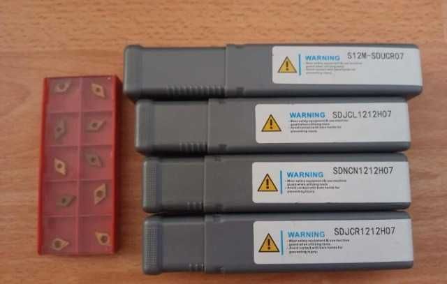 Комплект от 4 броя стругарски ножове 12 *12 мм. с 10 сменяеми пластини