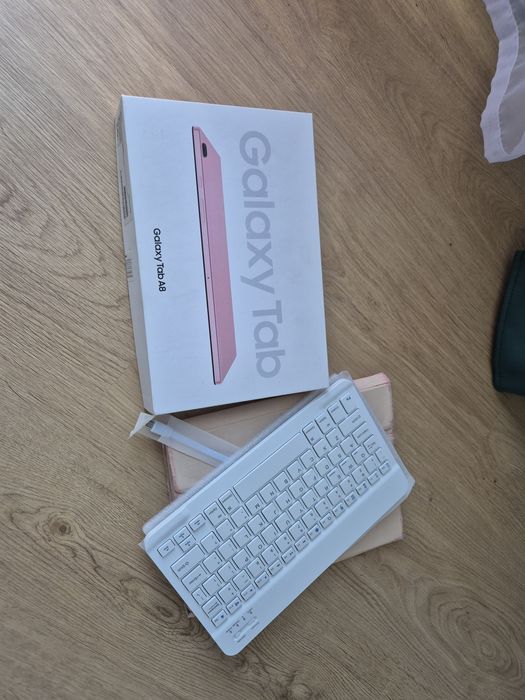 Pachet tableta Samsung Galaxy tab 8 display ciobit, touch funcțional  + tastatura bt