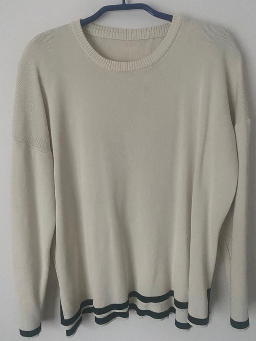 Дамски пуловер  с черни  елементи