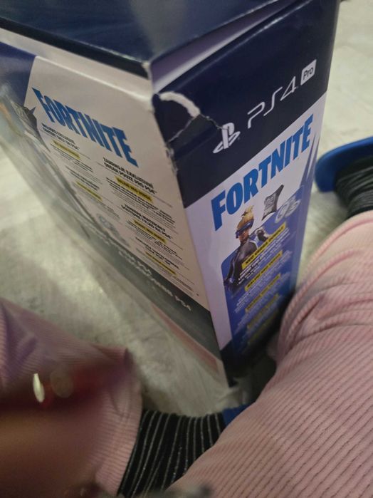 PlayStation 4 Pro 1 tb с допълнителен джойстик