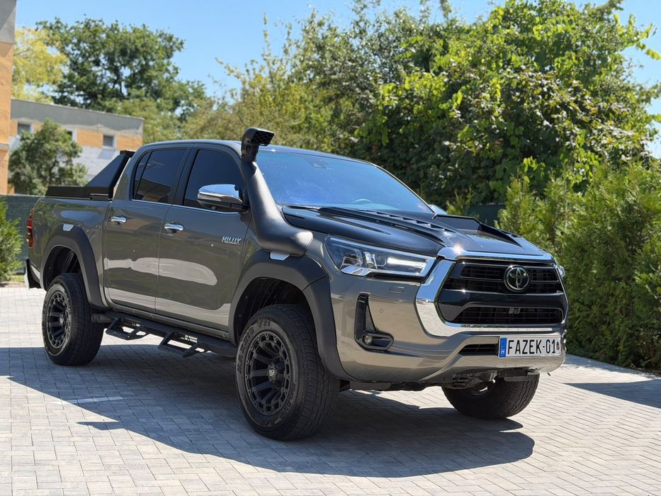 TOYOTA Hilux