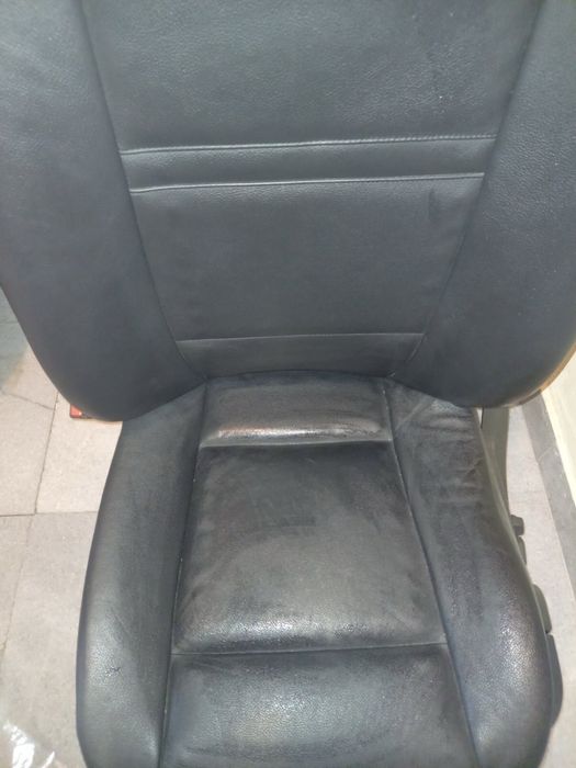Черни кожени седалки за BMW