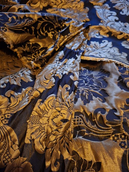 Плат за завеси, плътен, става и за шалте или покривало на диван.