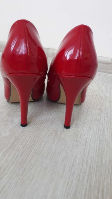 Червени официални обувки